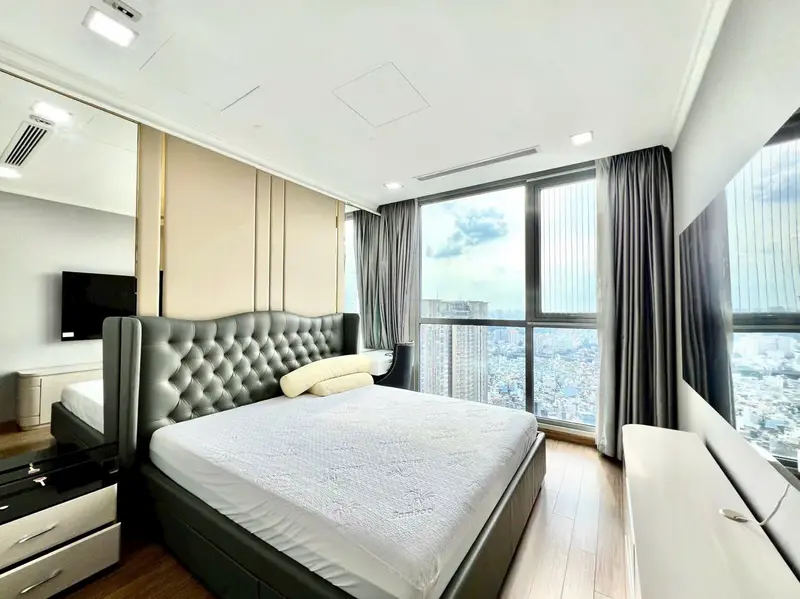 Bright 2Br with City Views