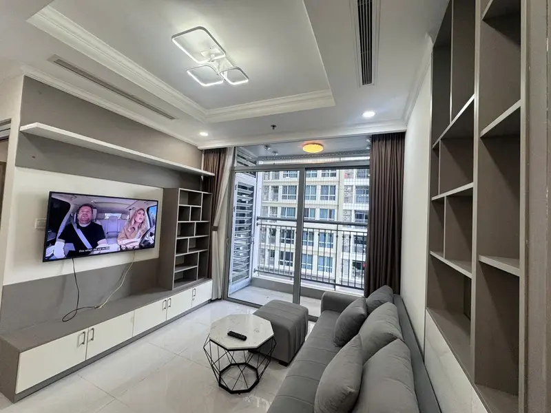 Bright 2Br Overlooking the Pool